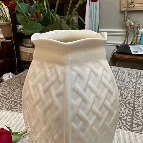 Belleek WINTER ROSE Vase - Christmas Collection 1999 Vintage Handmade in Ireland